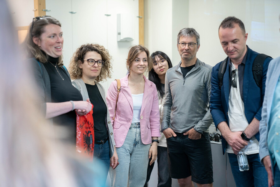 Eine Gruppe schaut sich etwas an