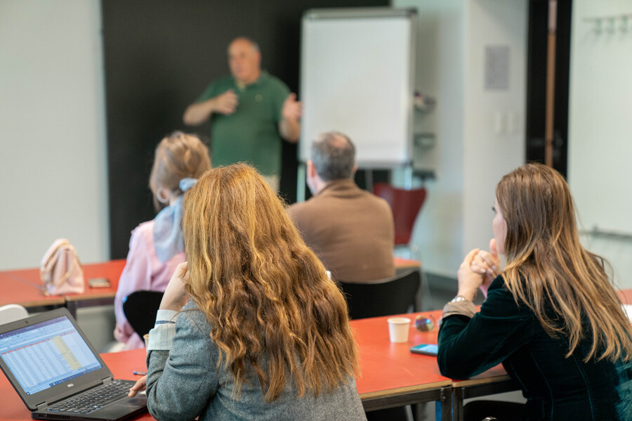 Jemand erklärt der Klasse etwas