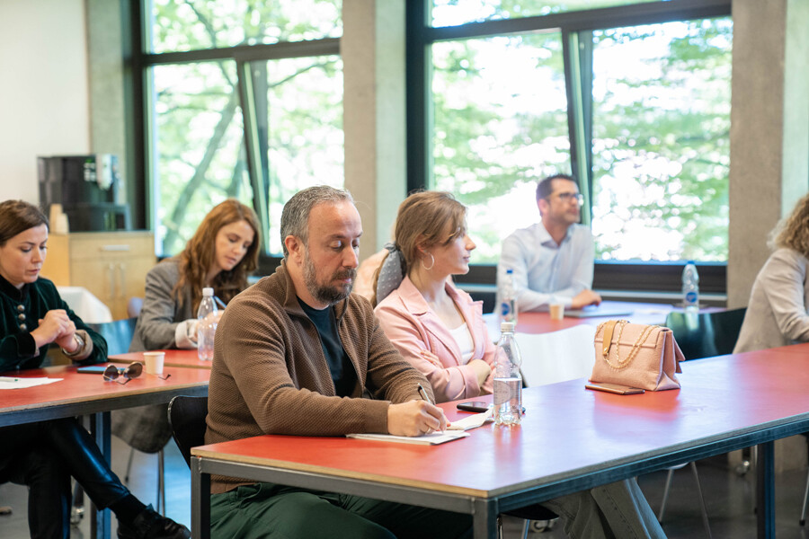Die Klasse hört aufmerksam zu