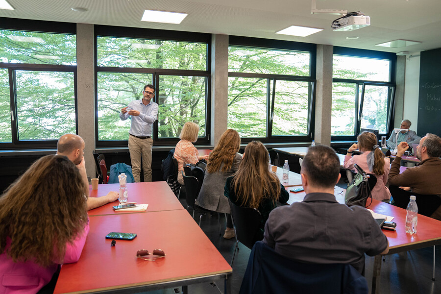 Der Klasse wird etwas erklärt.