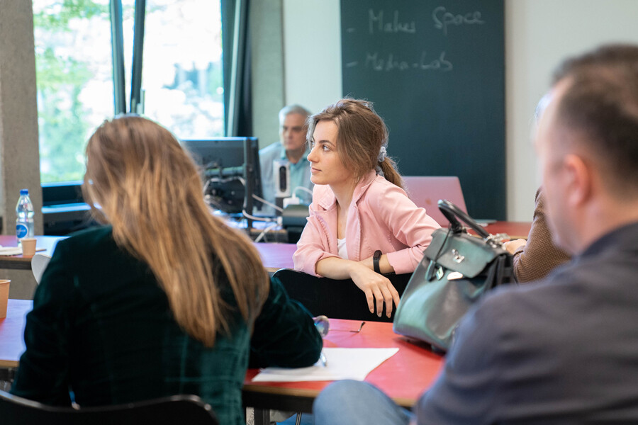 Die Klasse hört aufmerksam zu