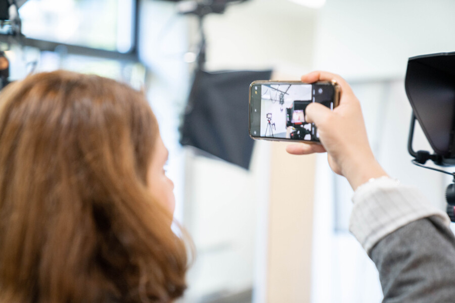 Eine Person macht ein Foto mit dem Handy