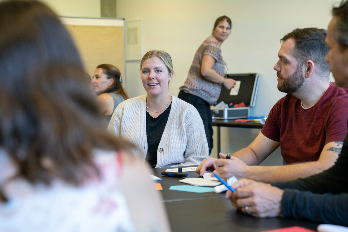 Die Klasse unterhaltet sich untereinander.