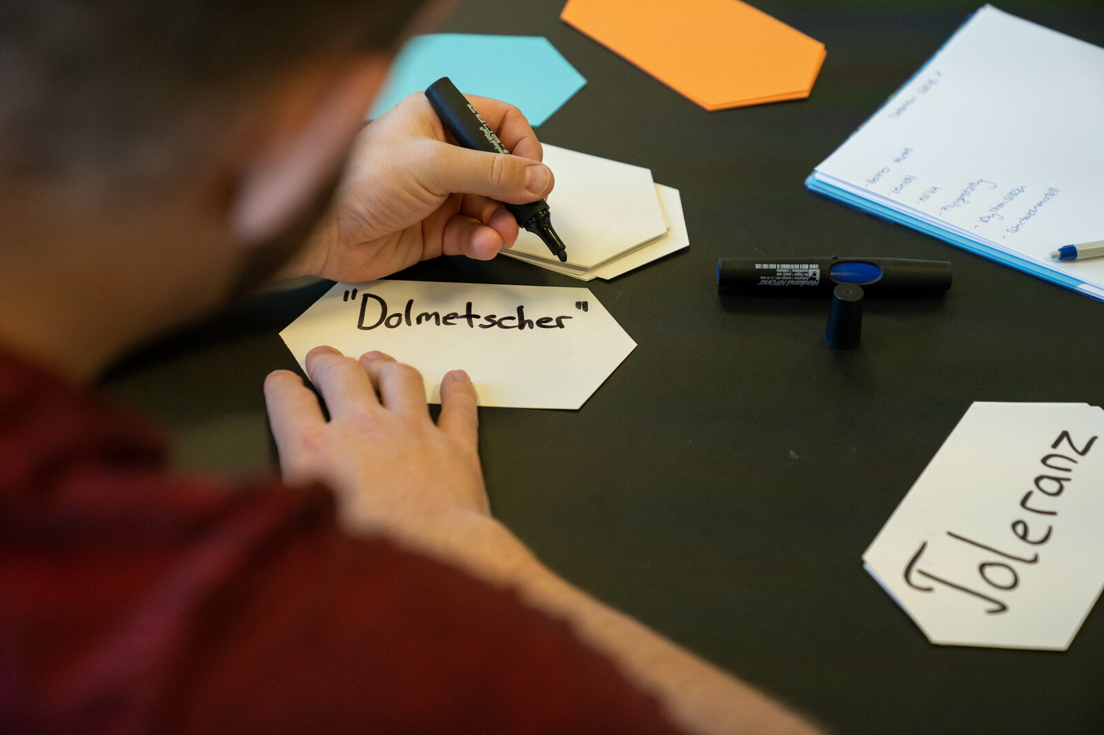 Eine Person schreibt sich Notizen auf