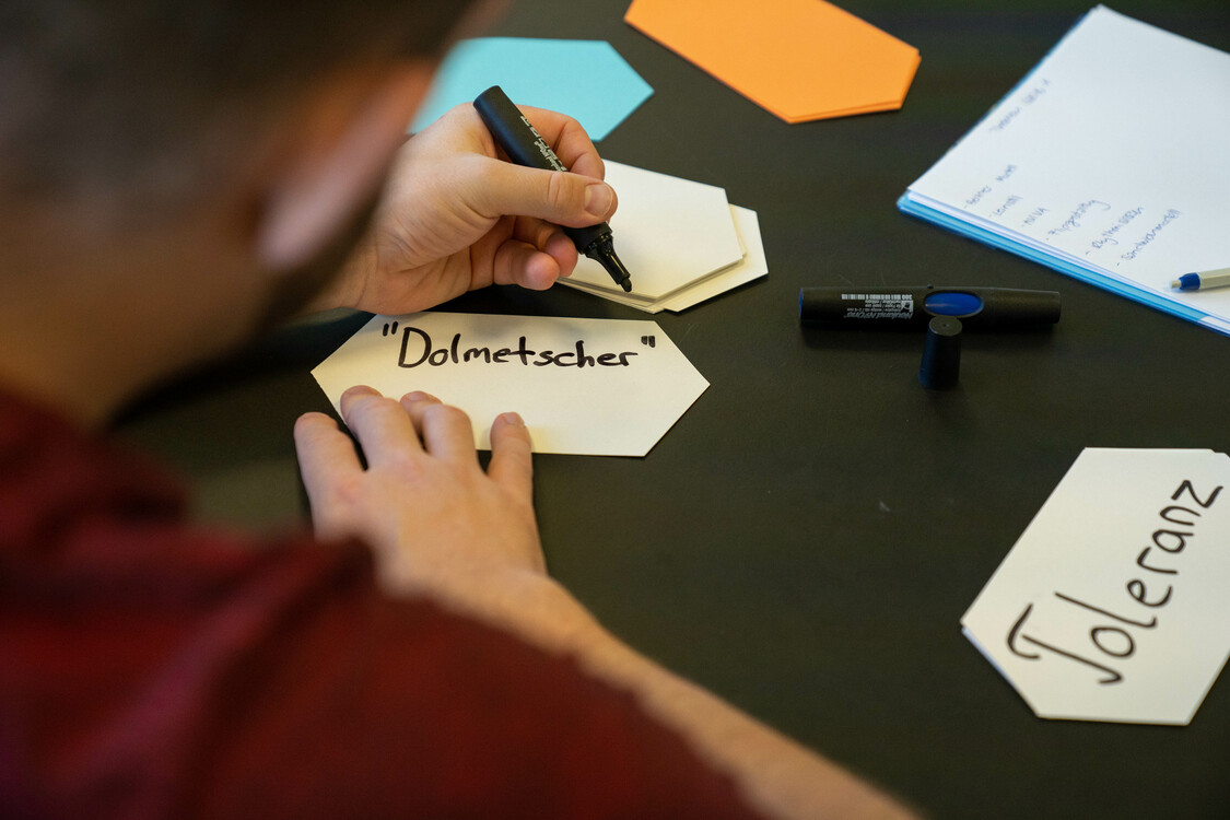 Eine Person schreibt sich Notizen auf