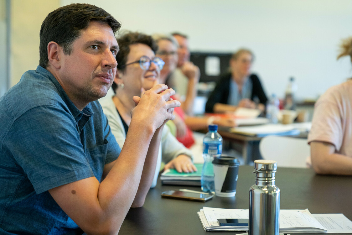 Die Klasse hört aufmerksam zu.