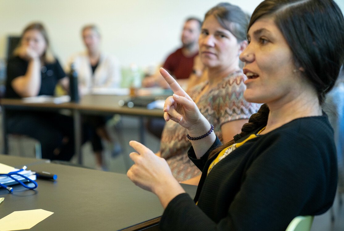 Eine Person erzählt etwas vor der Klasse