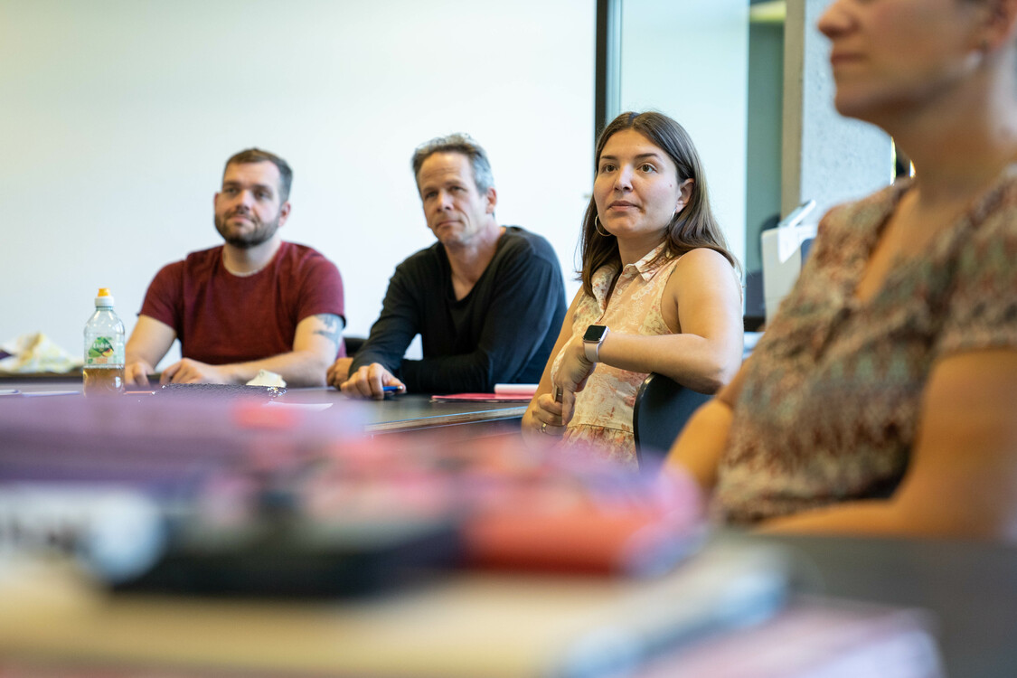 Die Klasse hört aufmerksam zu