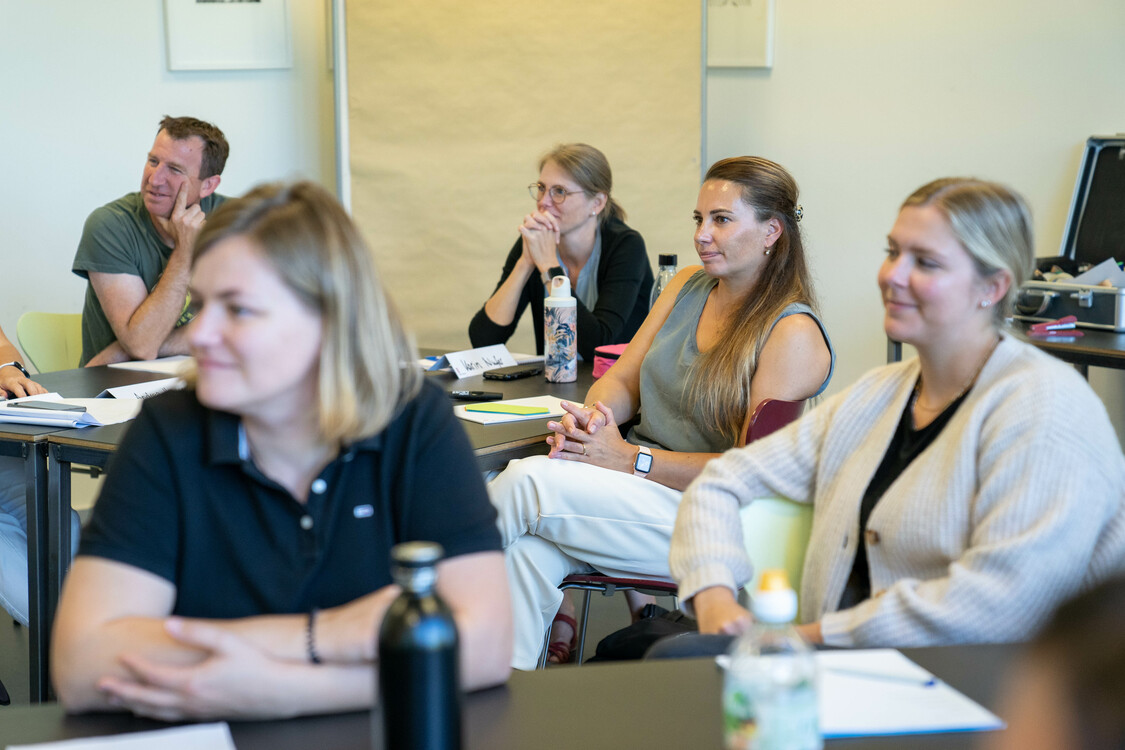 Die Klasse hört aufmerksam zu