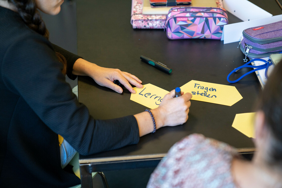 Eine Person macht sich Notizen