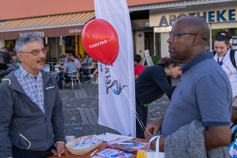 Personen unterhalten sich am Stand