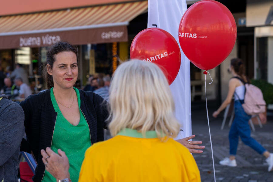 Zwei Personen unterhalten sich am Stand