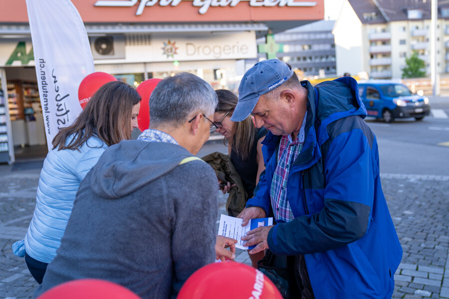 Zwei Personen schauen sich zusammen einen Flyer an.