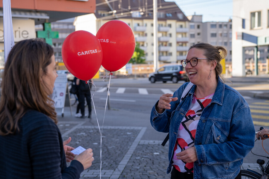 Zwei Personen unterhalten sich am Stand.