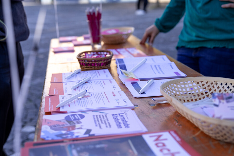 Flyers auf dem Tisch
