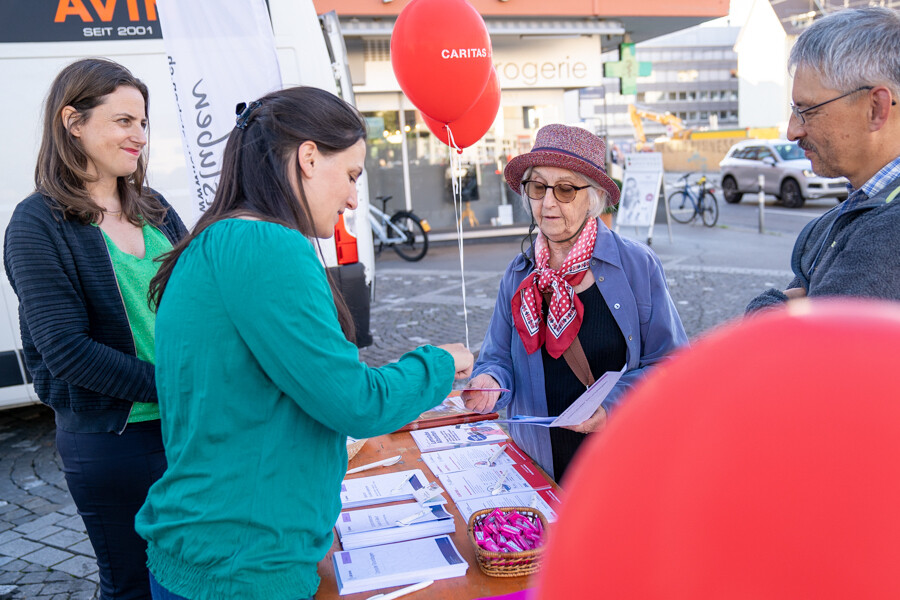 Den Personen wird am Stand etwas erklärt