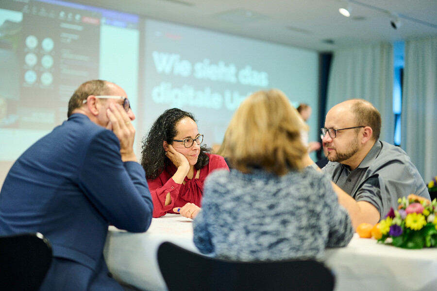 Eine Gruppe am Tisch unterhaltet sich