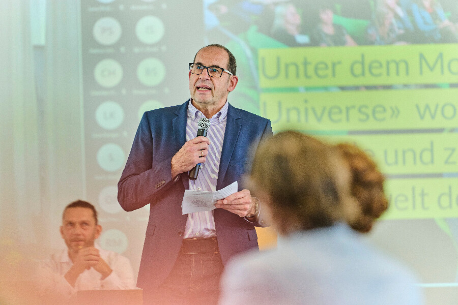 Person haltet einen Vortrag