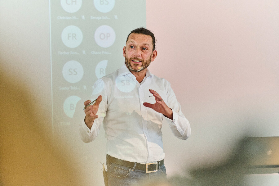 Person haltet einen Vortrag