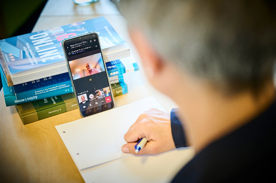 Eine Person nimmt an einem Online-Meeting teil