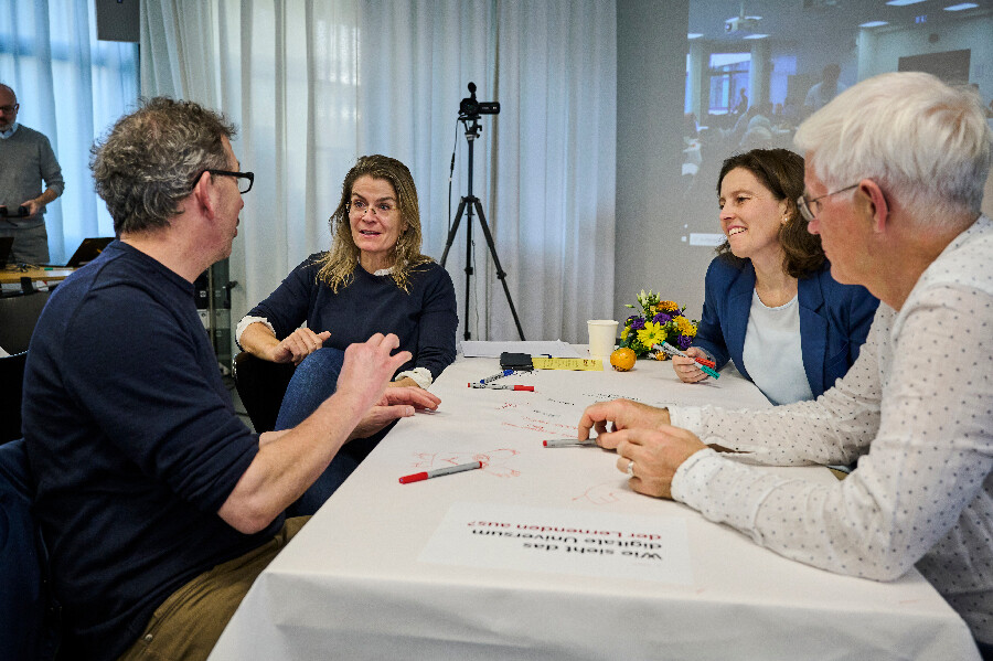 Vier Personen unterhalten sich