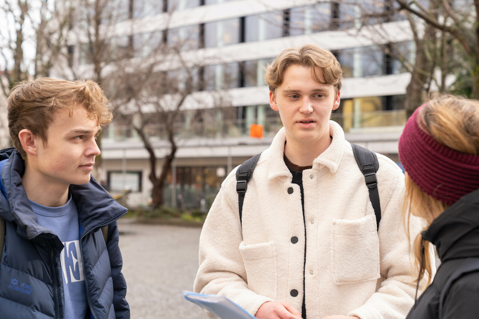 Zwei Kursteilnehmende von Kurs START! Berufsbildung im Gespräch.