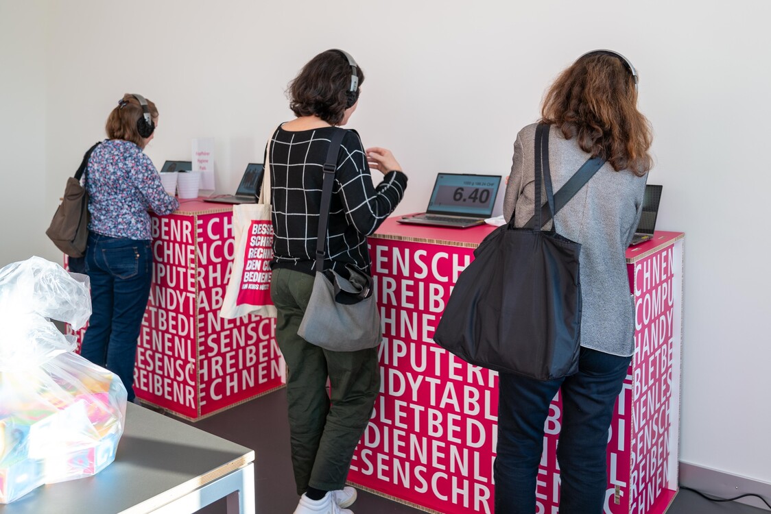 Die Ausstellungsbesucher hören sich auf dem iPad ein Hörspiel an.