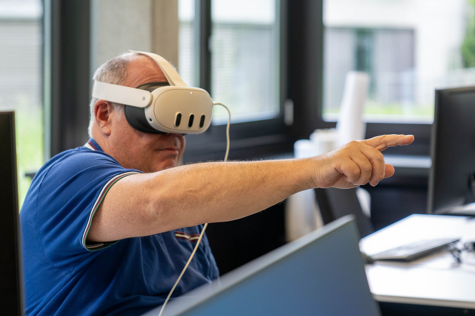 Der Projektleiter probiert eine VR-Brille aus.