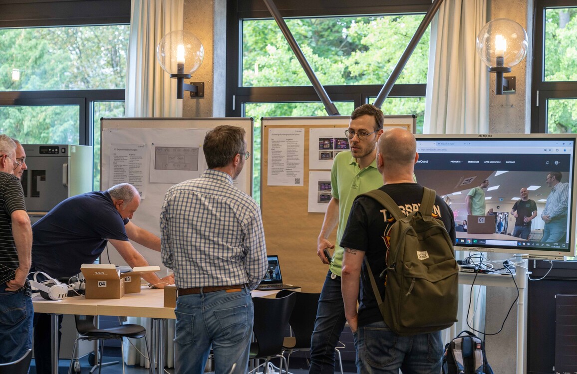 Teilnehmer des Relaunchevents von EB Digital stehen beisammen und besprechen etwas.