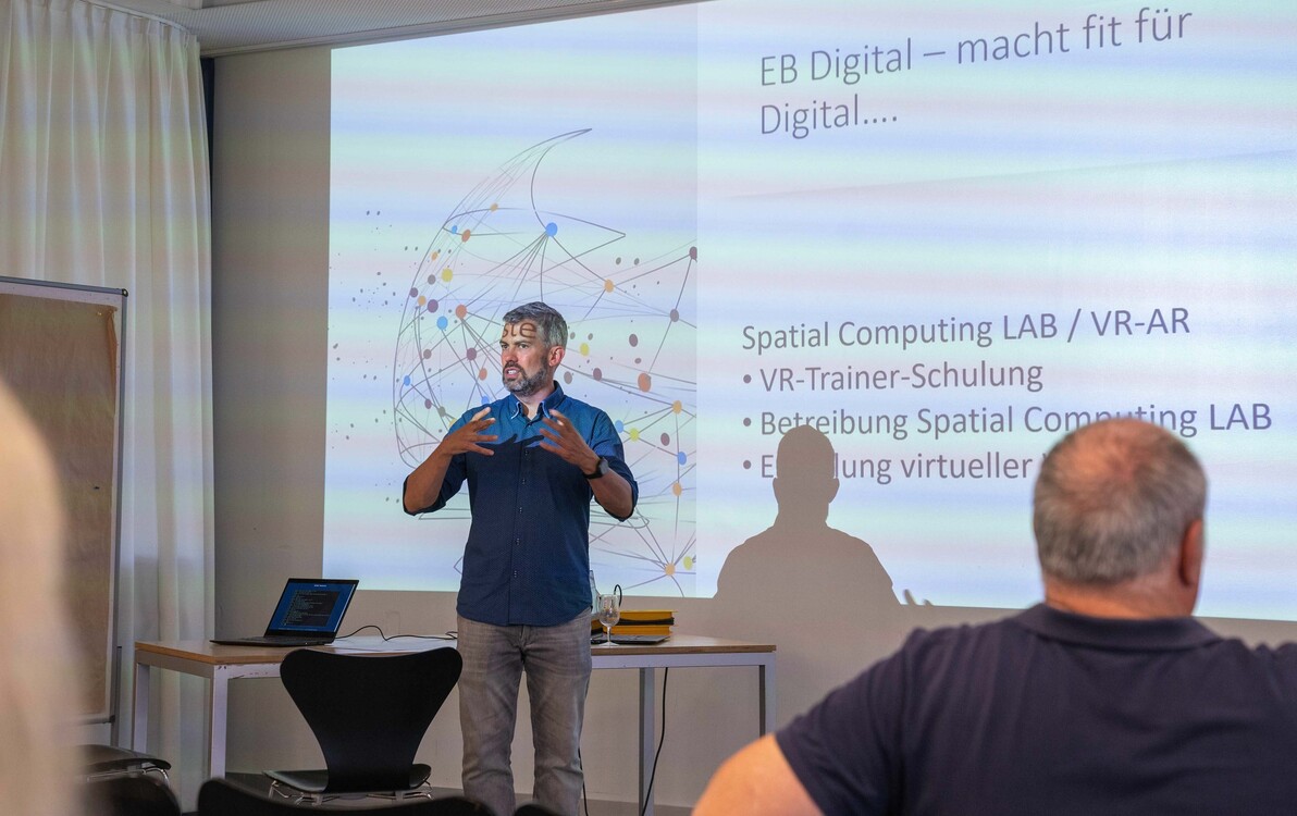 Der Bereichsleiter von EB Digital hält eine Präsentation auf der Bühne.