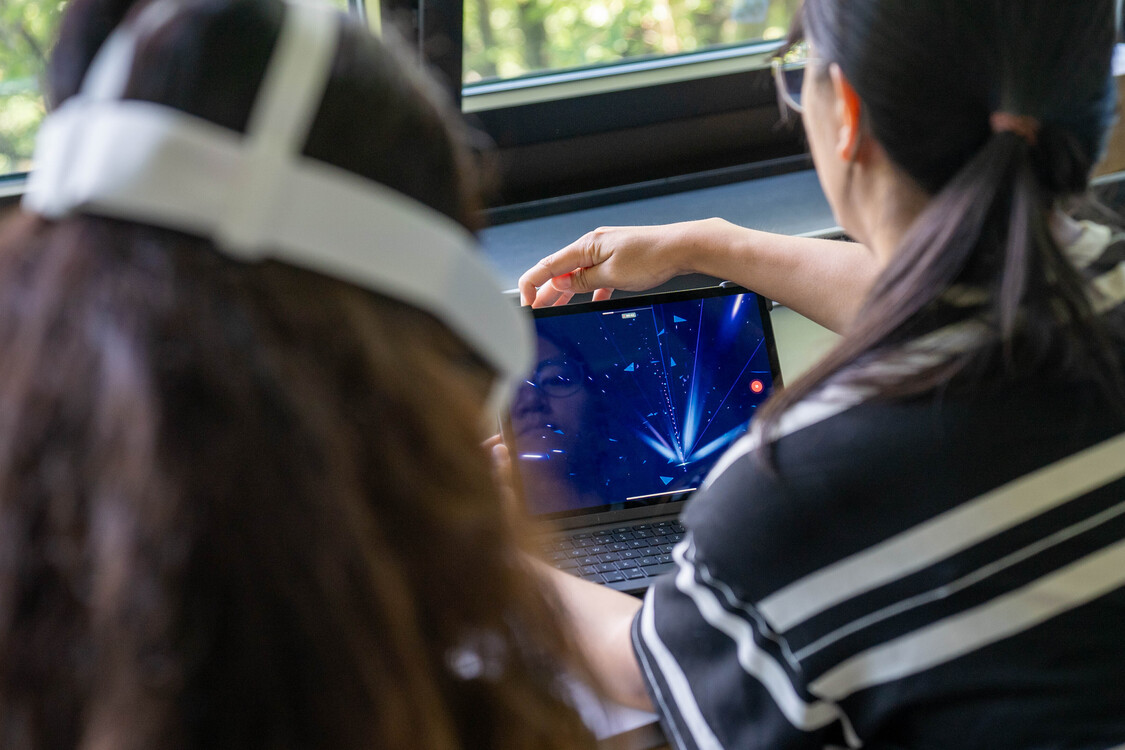 Zwei Schülerinnen schauen sich durch eine VR-Brille ein Video auf dem iPad an.