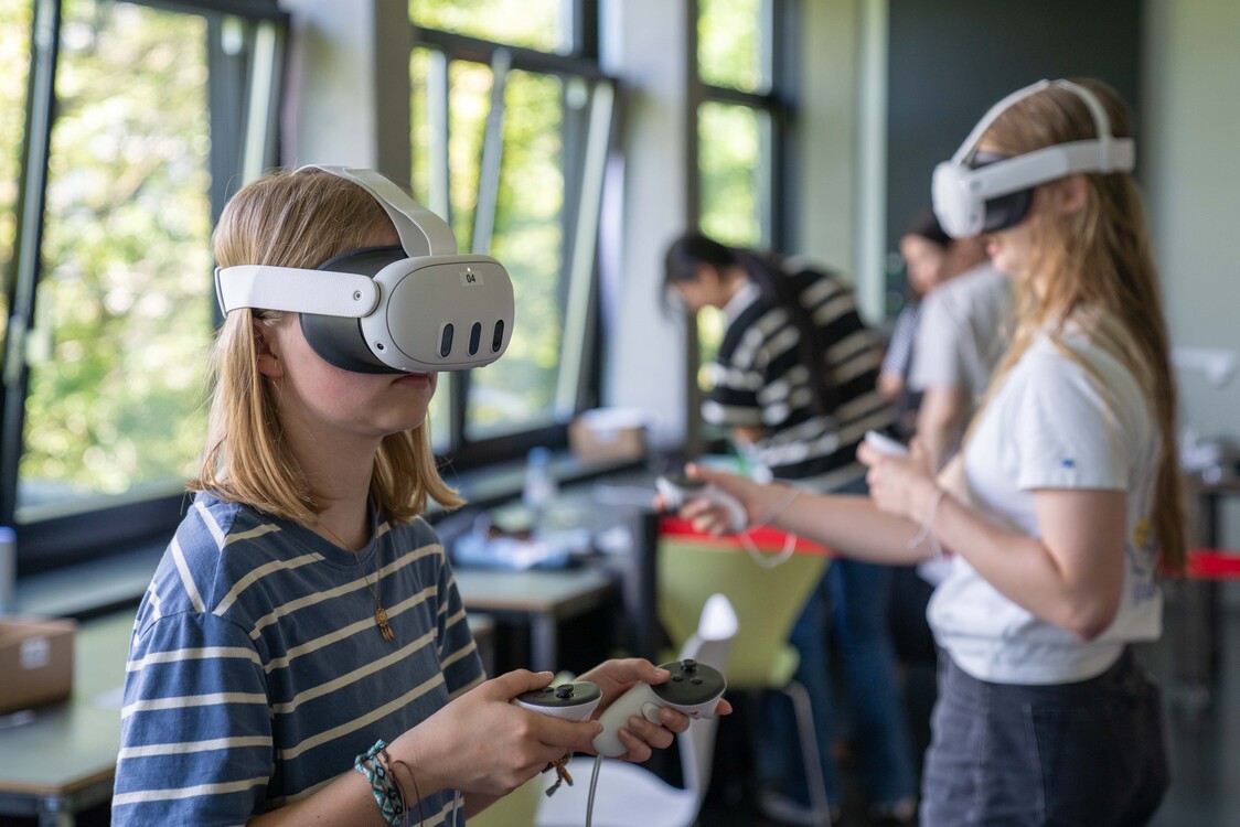 Zwei Schüler probieren im Spatial Computing Lab VR-Brillen aus.