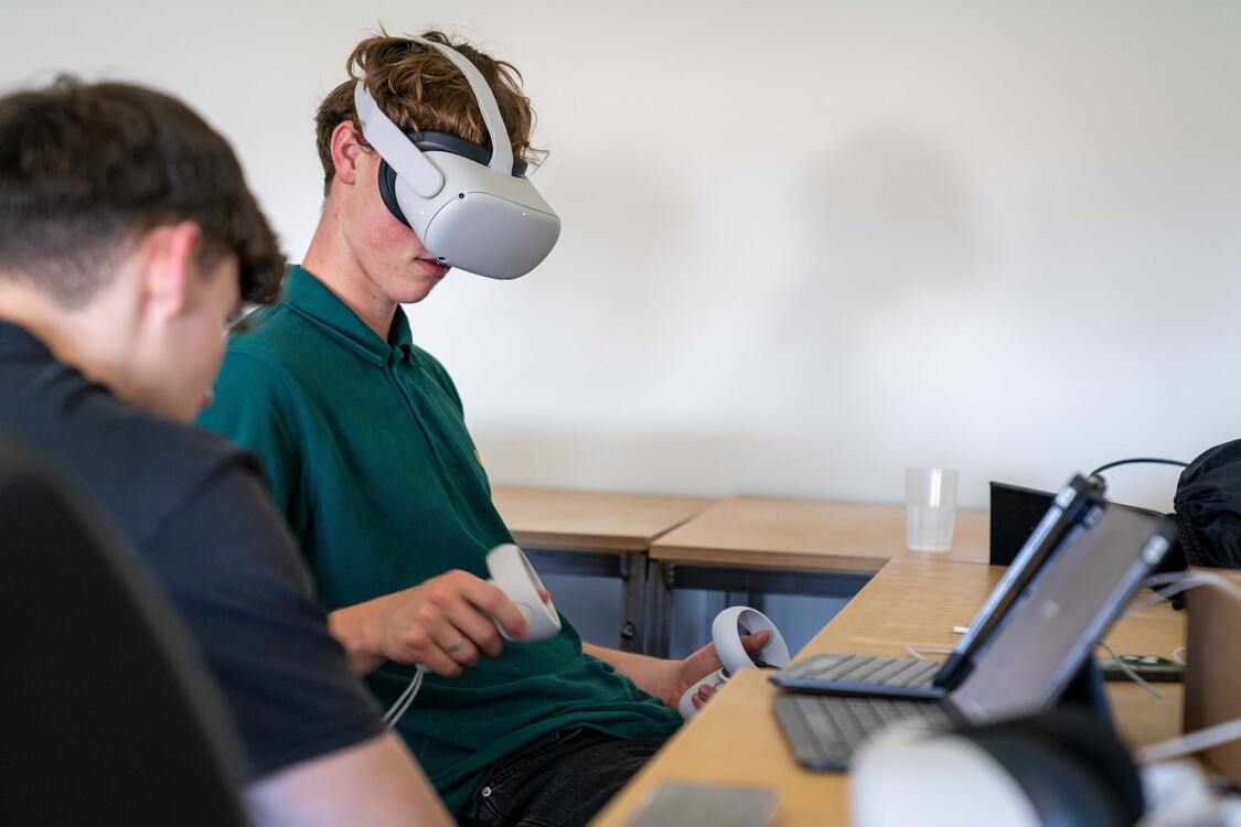Zwei Schüler probieren im Spatial Computing Lab VR-Brillen aus.