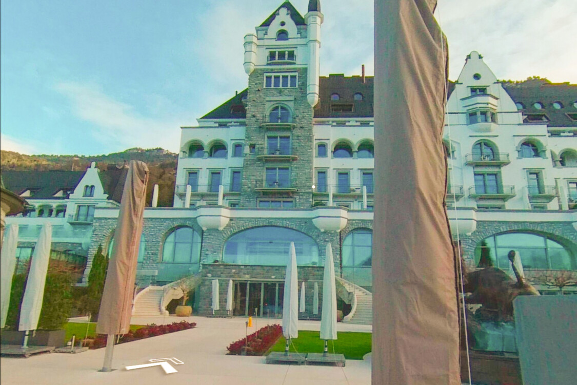 Aussenbereich von dem digital abgebildeten Fünfsternen Hotel durch die Sicht der VR-Brille.