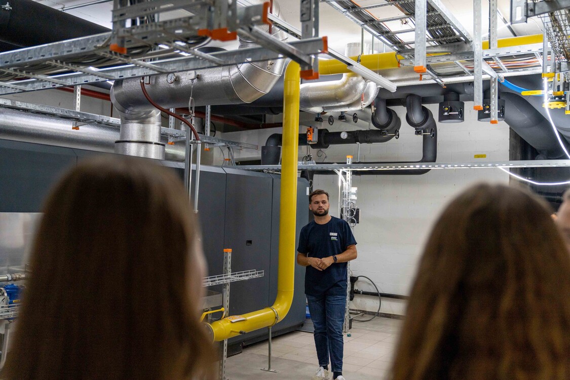 Der Gruppenführer erklärt auf der Führung etwas über die Energiezentrale.