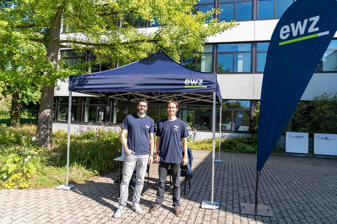 Der Info-Stand der EWZ (Elektrizitätswerk der Stadt Zürich) vor dem BiZE.