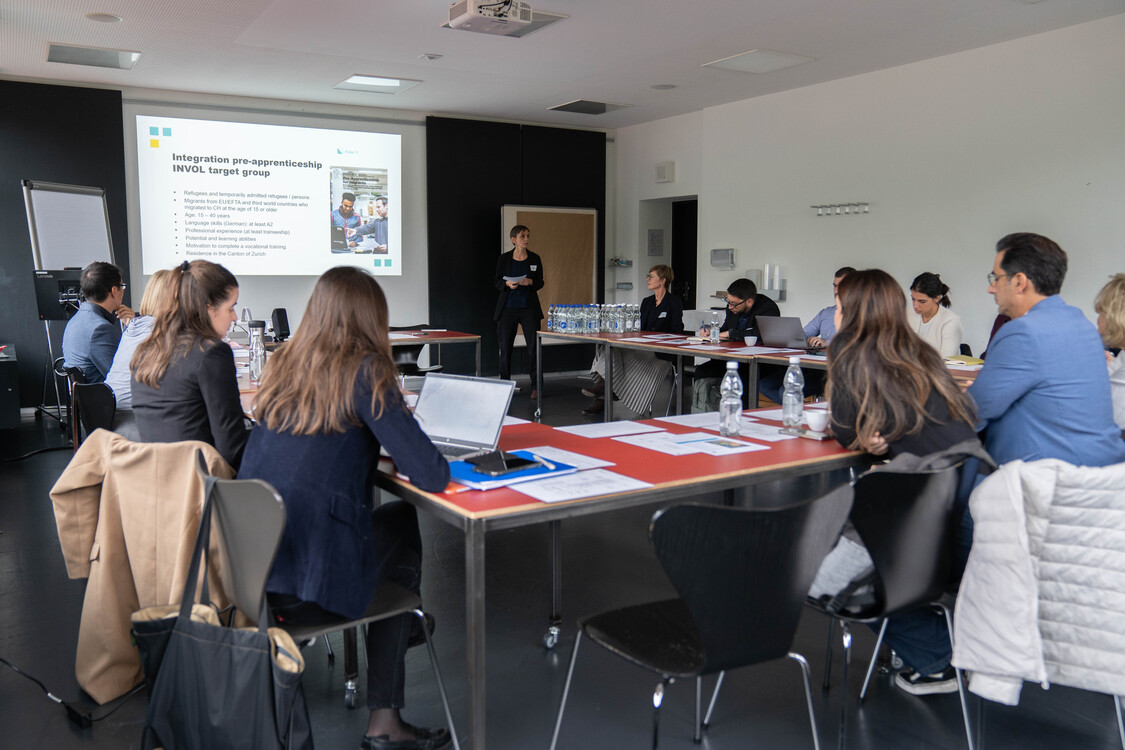 Fachpersonen für Migration und Asyl aus Griechenland und Zypern hören gespannt einer Präsentation über das Integrationsprojekt der EB Zürich zu.