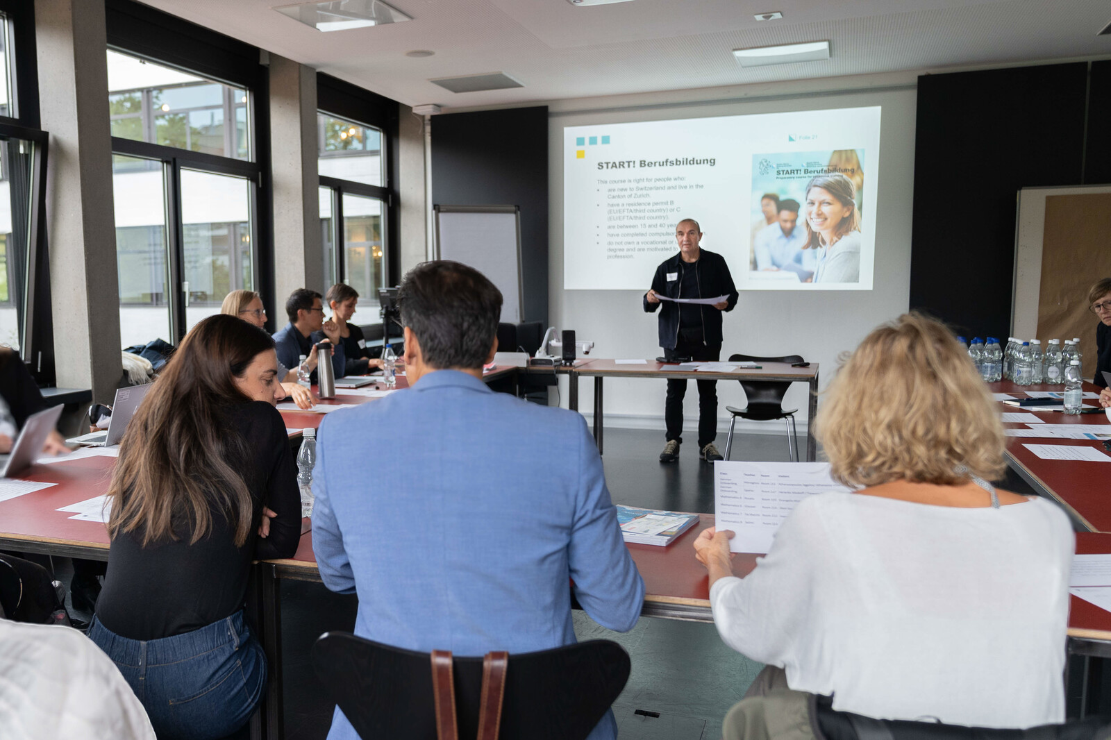 Fachpersonen für Migration und Asyl aus Griechenland und Zypern besuchen das Integrationsprojekt in der EB Zürich.