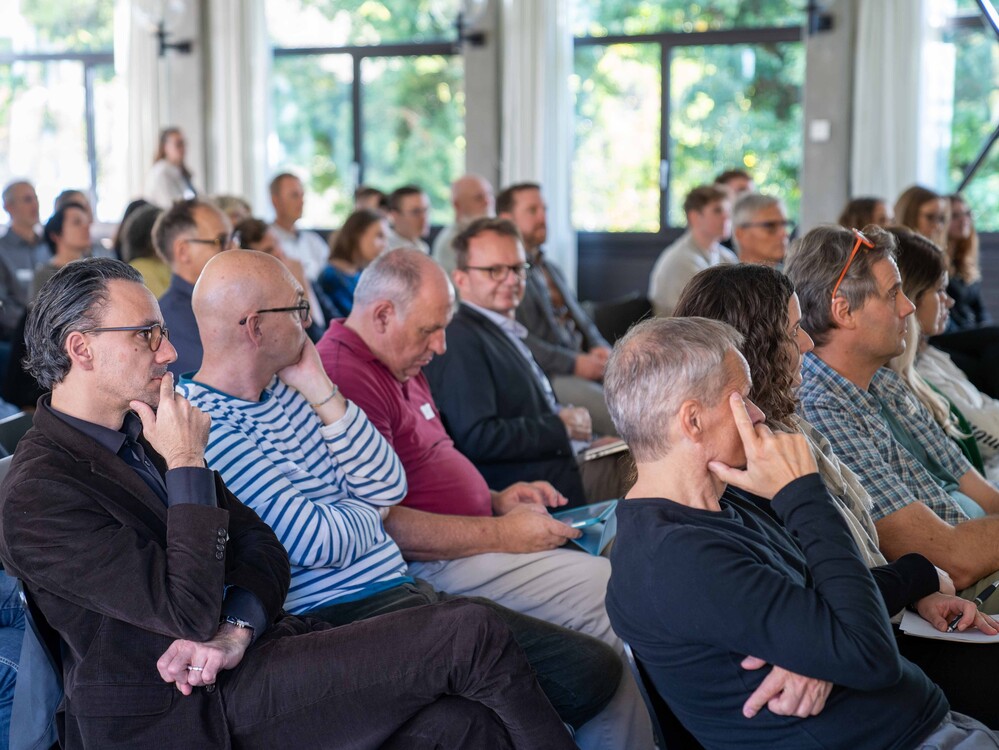 Veranstaltung Get-together Lernvolution, volle Aula EB Zürich mit Teilnehmenden