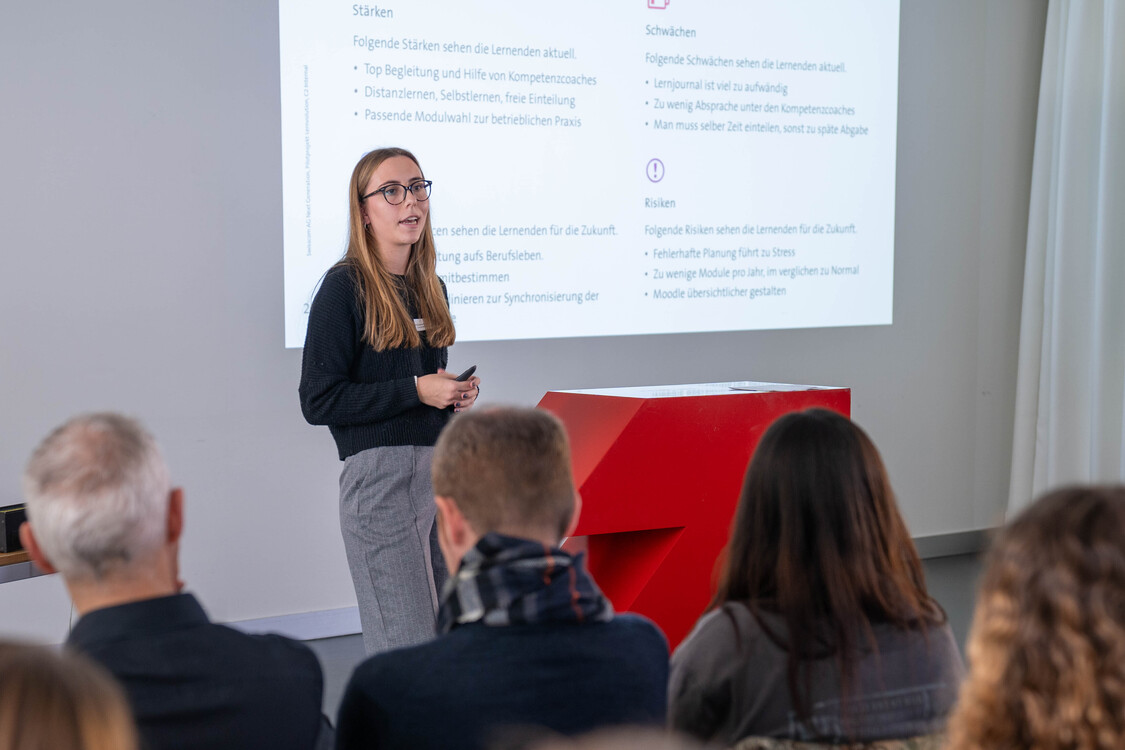 Veranstaltung Get-together Lernvolution, Lernende Swisscom präsentiert vor Teilnehmenden