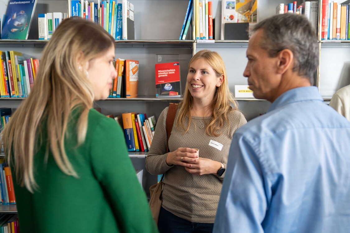 Veranstaltung Get-together Lernvolution, Gespräch drei Teilnehmende