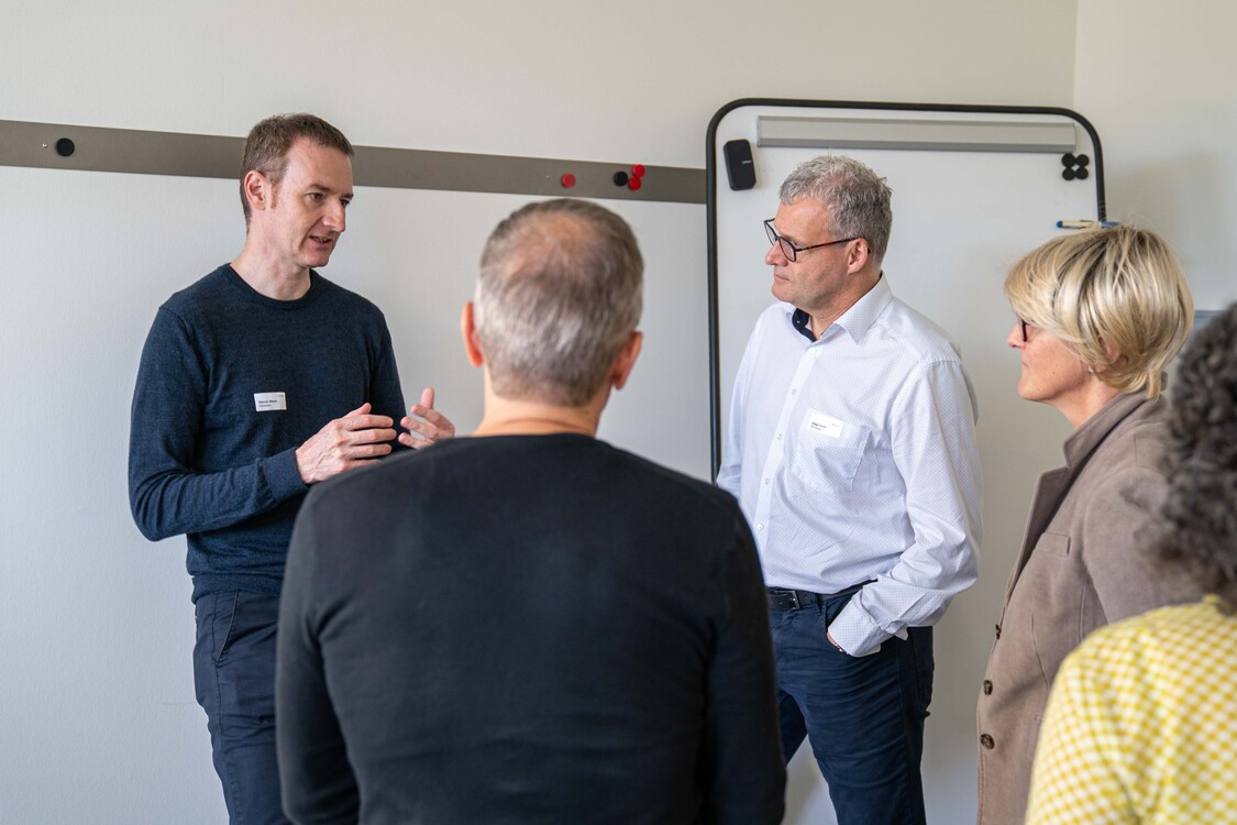 Veranstaltung Get-together Lernvolution, Gespräch Steven Walsh (Swisscom) mit Teilnehmenden