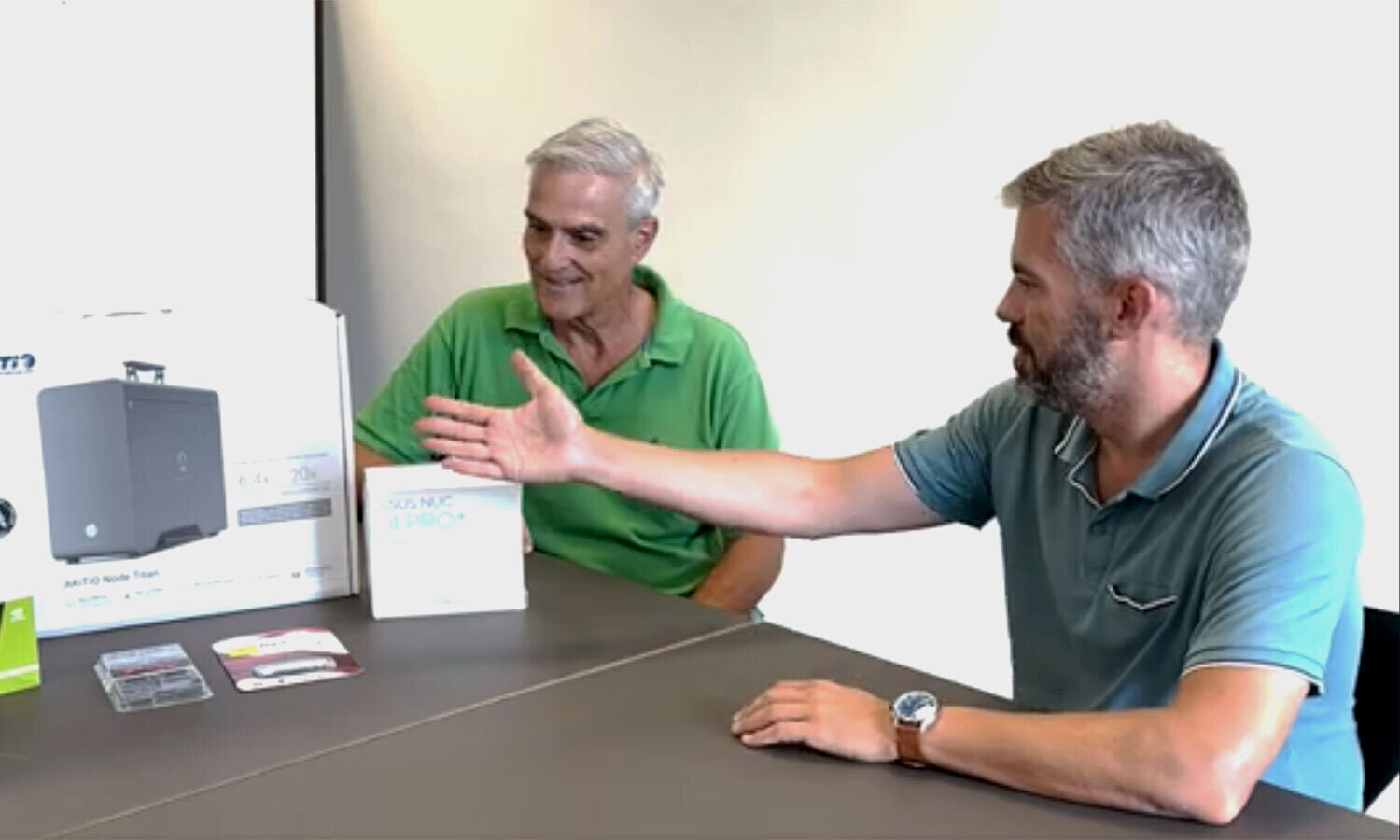 Der Leiter von EB Digital, und der Digital Learning Experte, packen die nötige Hardware für das KI-Tutor Projekt aus.