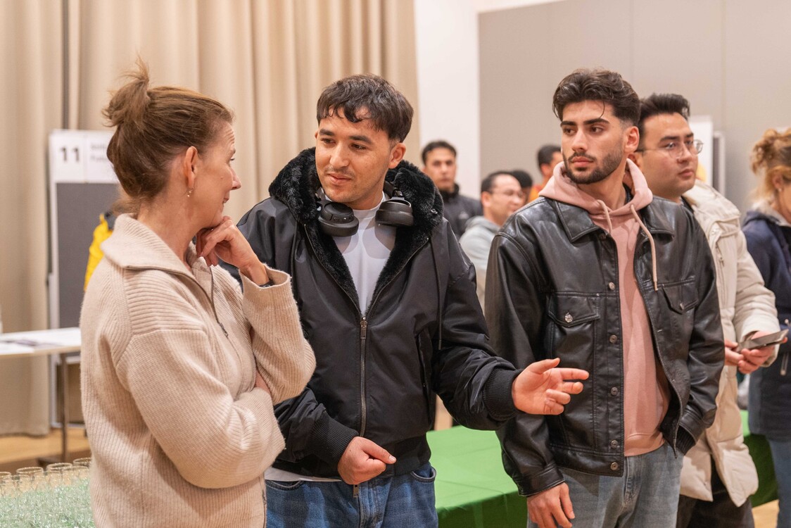 Gespräche an der Solinetz-Veranstaltung Bildungswege für Geflüchtete in Zürich, Nov. 2024