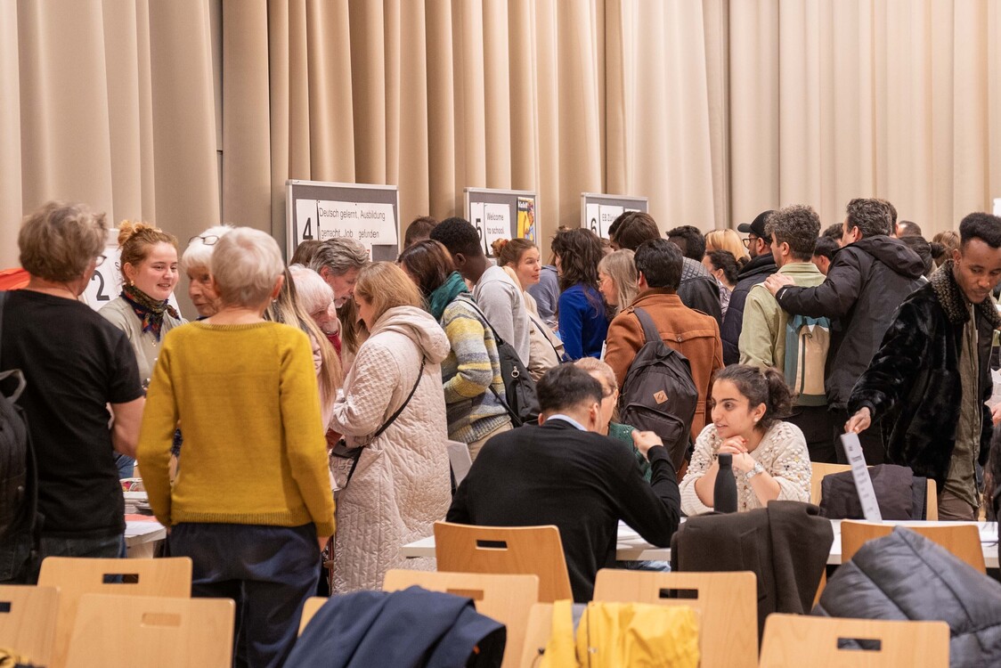 Informationsstände an der Solinetz-Veranstaltung Bildungswege für Geflüchtete in Zürich, Nov. 2024