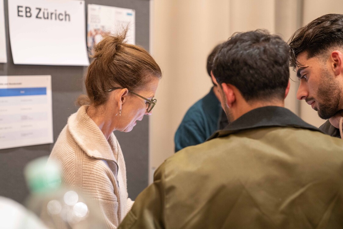 Informationsstand der EB Zürich an der Solinetz-Veranstaltung Bildungswege für Geflüchtete in Zürich, Nov. 2024