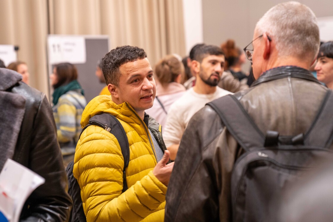 Besucher und Gespräche an der Solinetz-Veranstaltung Bildungswege für Geflüchtete in Zürich, Nov. 2024