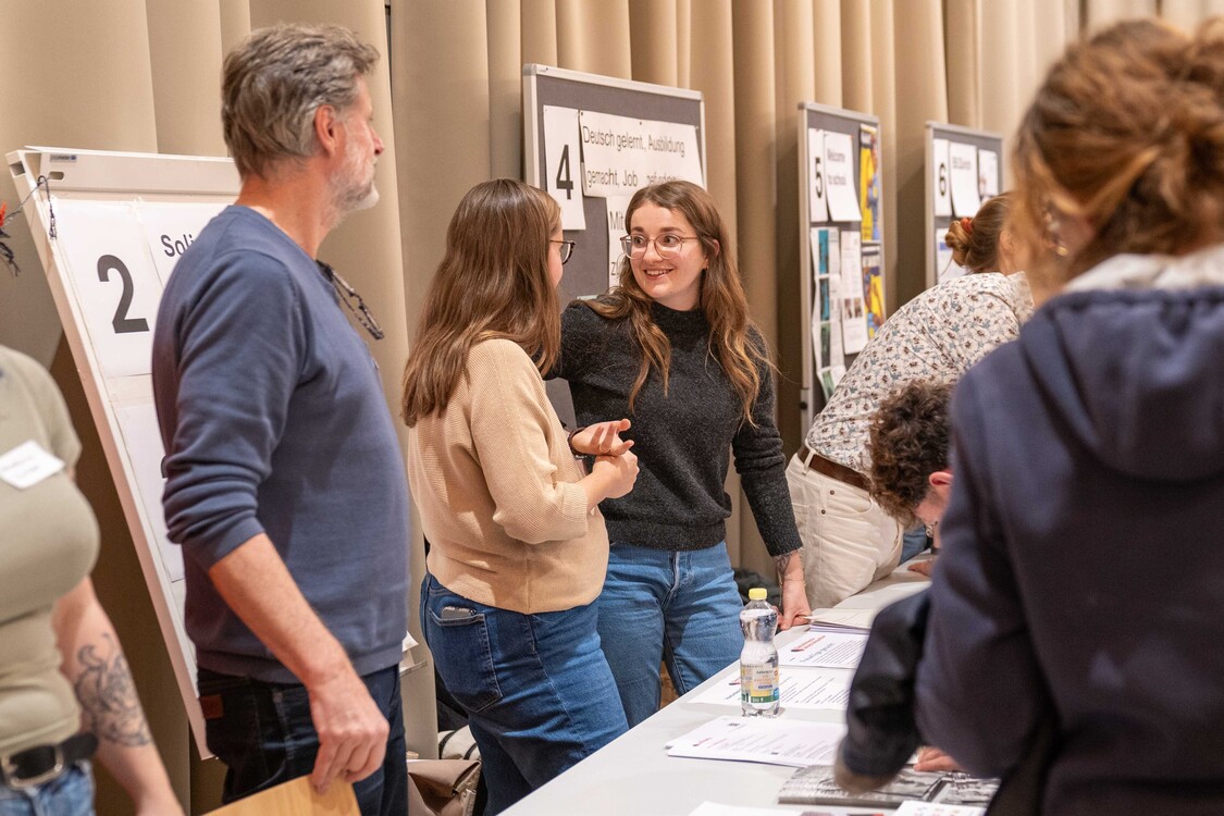 Informationsstände an der Solinetz-Veranstaltung Bildungswege für Geflüchtete in Zürich, Nov. 2024