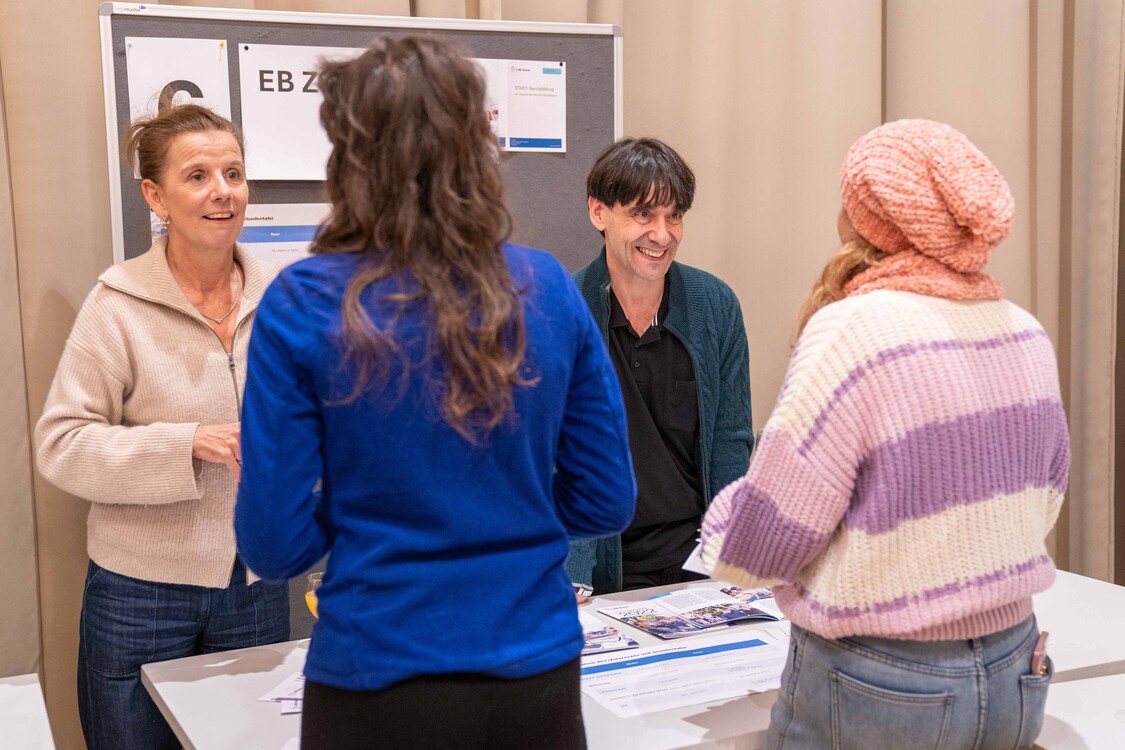 Informationsstand der EB Zürich an der Solinetz-Veranstaltung Bildungswege für Geflüchtete in Zürich, Nov. 2024