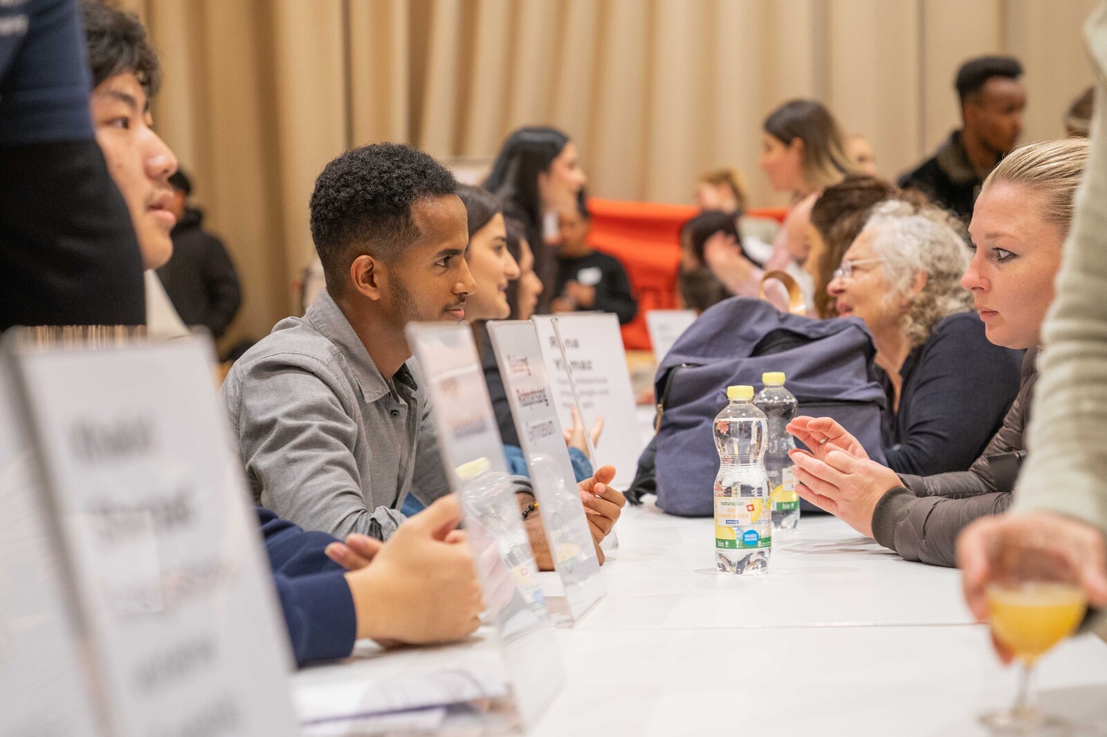 Gespräche an der Solinetz-Veranstaltung Bildungswege für Geflüchtete in Zürich, Nov. 2024